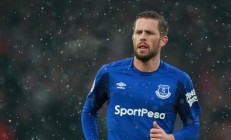 九游体育平台-绿茵场与硬木地，德甲争冠焦点战与尼克斯全面压制开拓者的双重视角