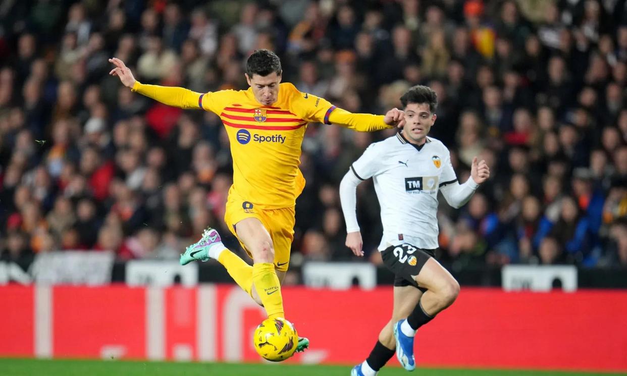 瓦伦西亚绿茵场上展现攻守两端实力 瓦伦西亚绿茵场上展现攻守两端实力