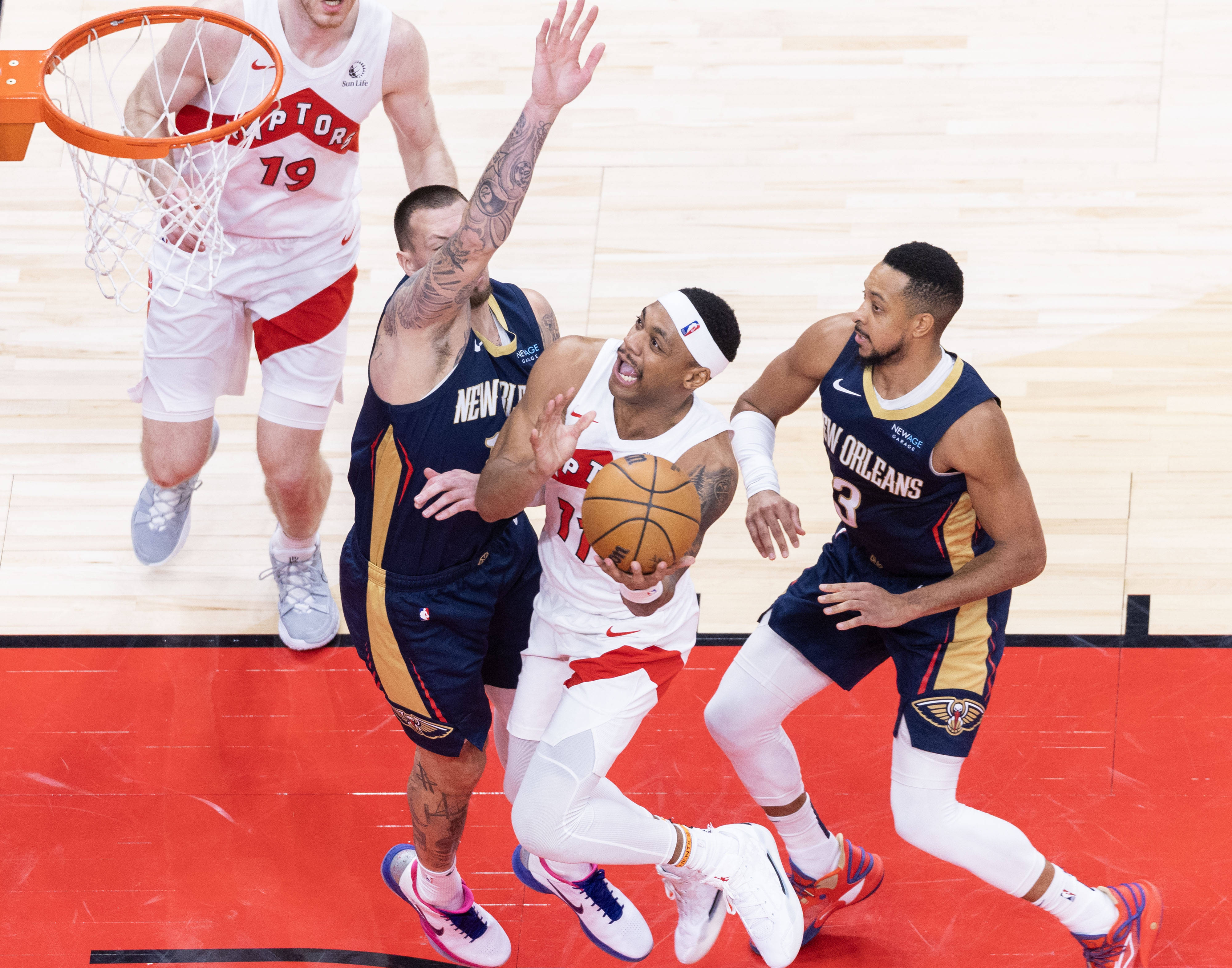 球队在篮球职业比赛中大获全胜，实力强大