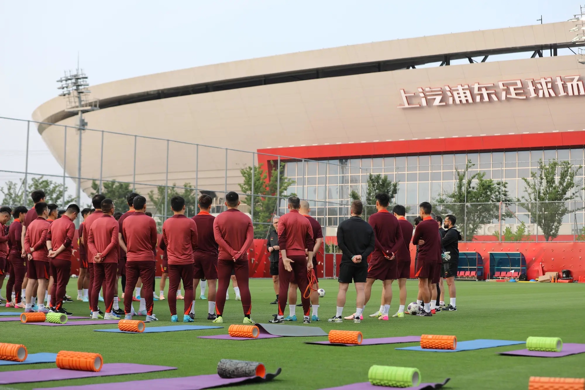 关于尼奥尔球员士气高涨，备战下轮关键比赛的信息