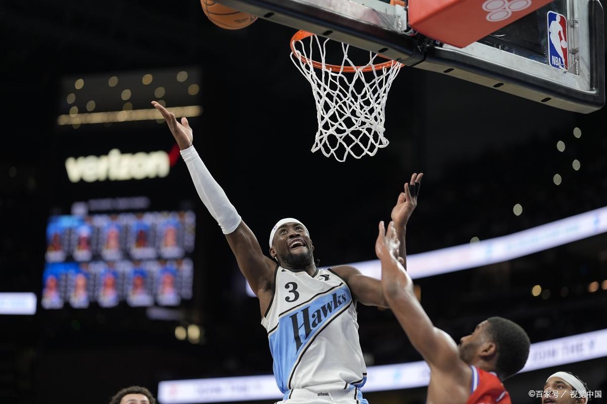 手感火热！老鹰队球员在比赛中频频得分的简单介绍