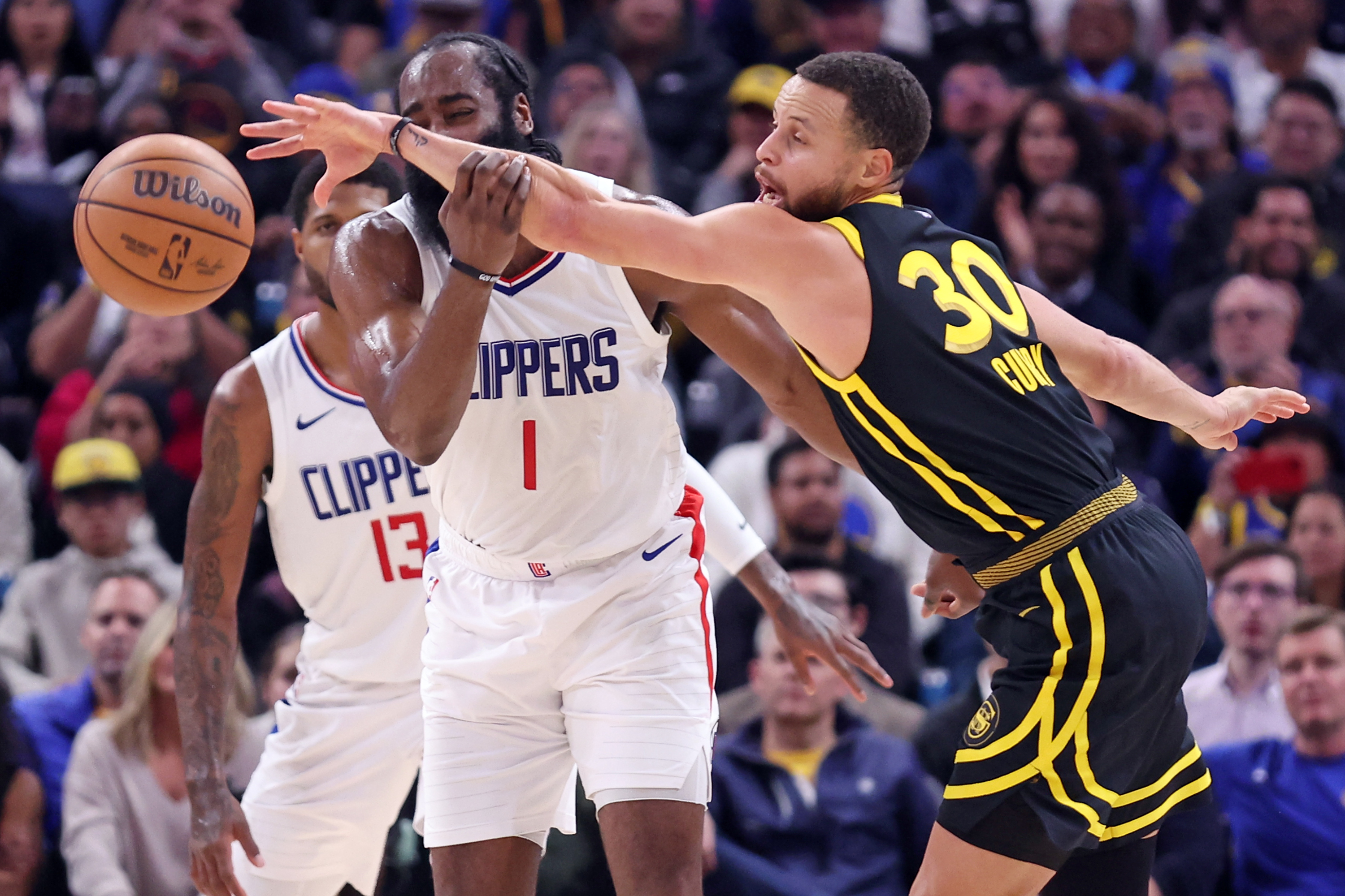 包含雄鹿球迷集体声援,为球队添动力的词条 包含雄鹿球迷集体声援,为球队添动力的词条