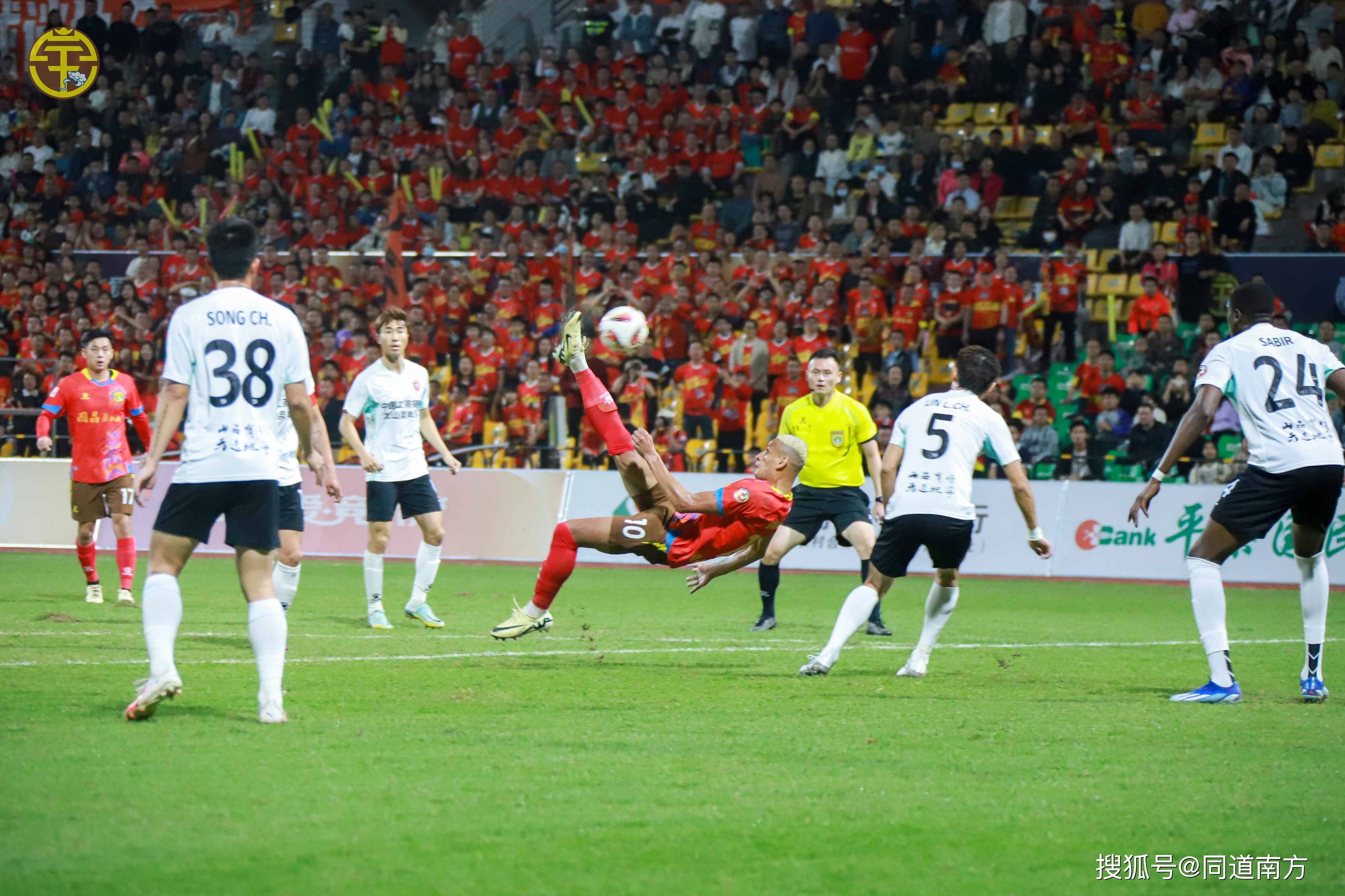 关于高水平足球赛事助威声不断，现场气氛热烈的信息