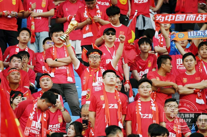 球队主场比赛风行,球迷热情高涨支持贡献现场气氛的简单介绍 球队主场比赛风行,球迷热情高涨支持贡献现场气氛的简单介绍