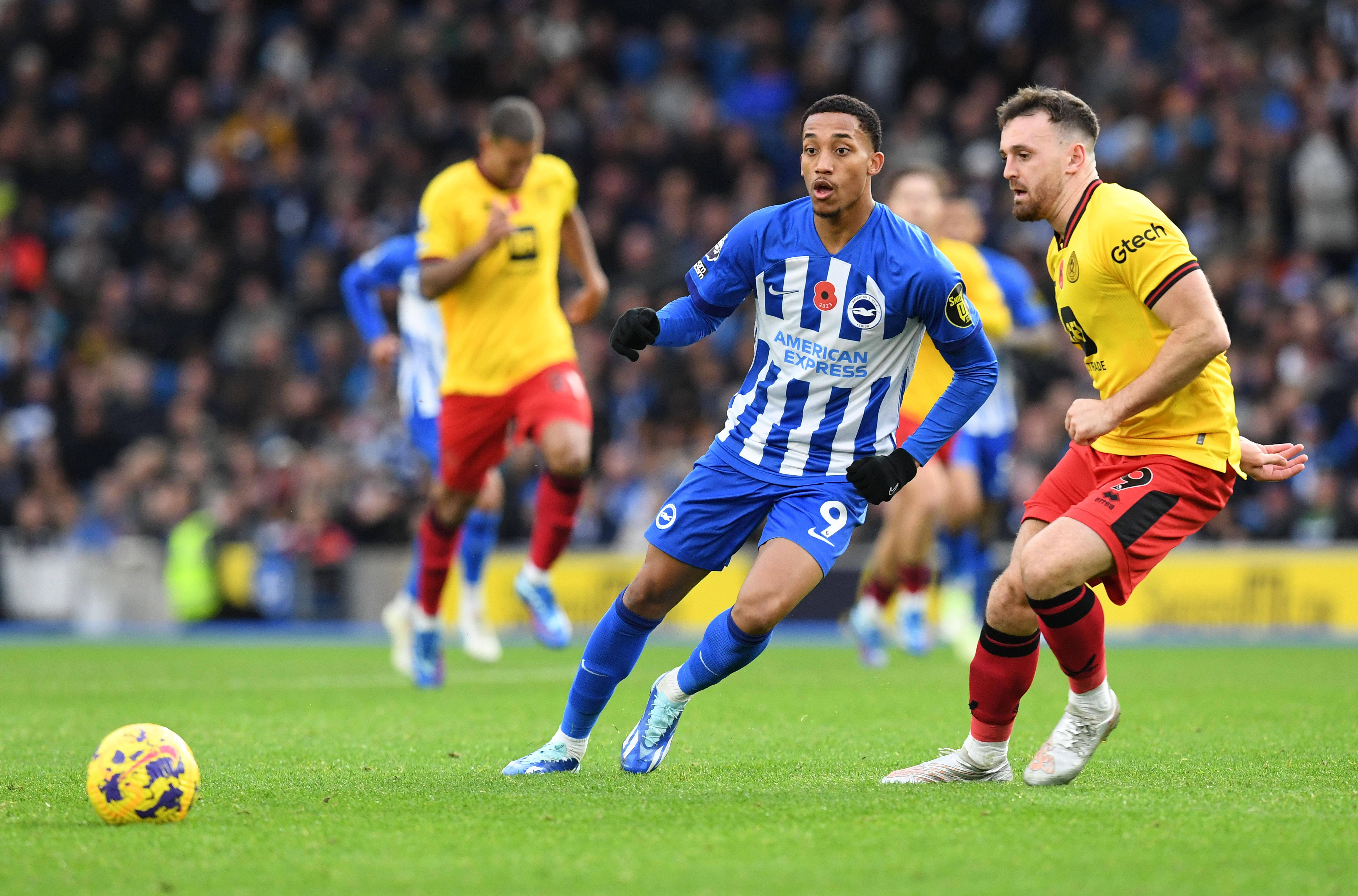 利兹联队客场险胜，保持榜首位置