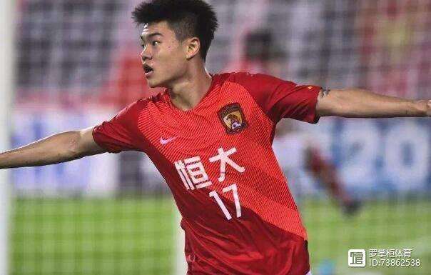 恒大客场战平上港，保持不败战绩，领跑榜首的简单介绍