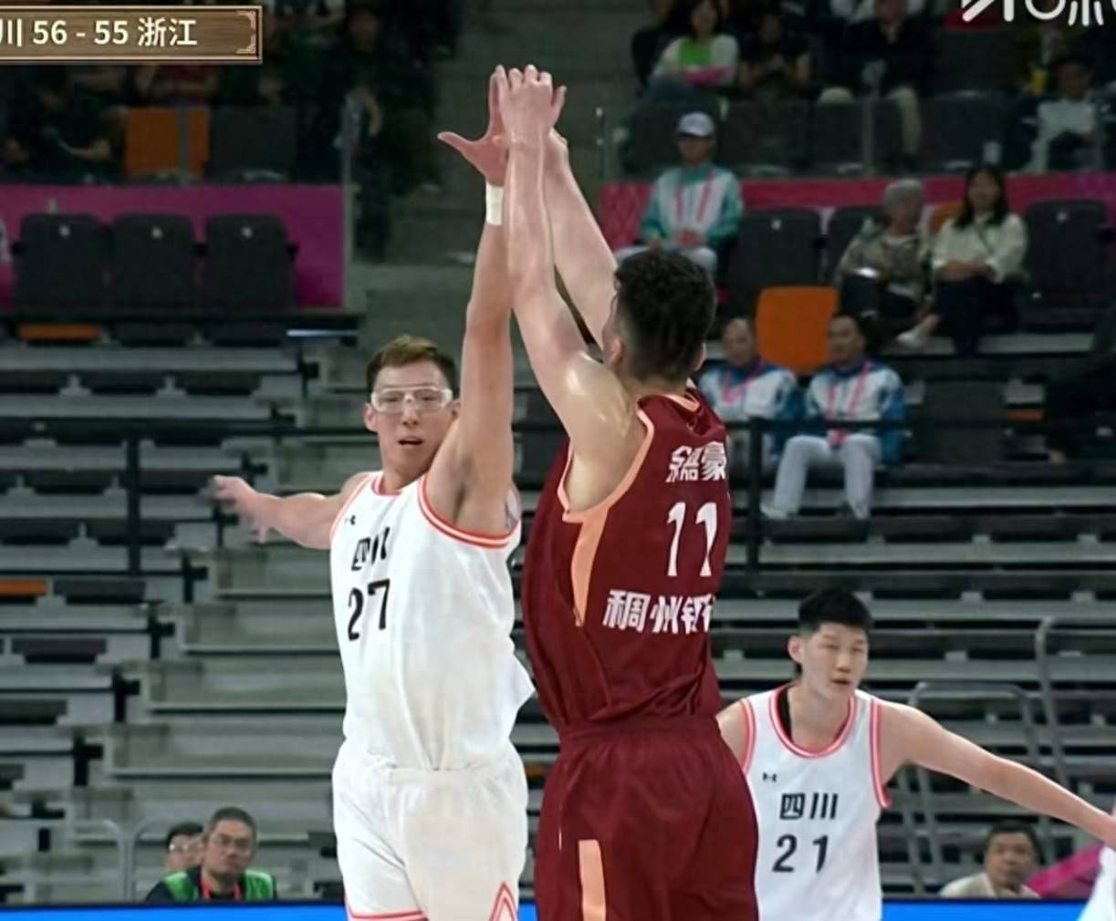 新疆队险胜青岛队，胡金秋高光表现