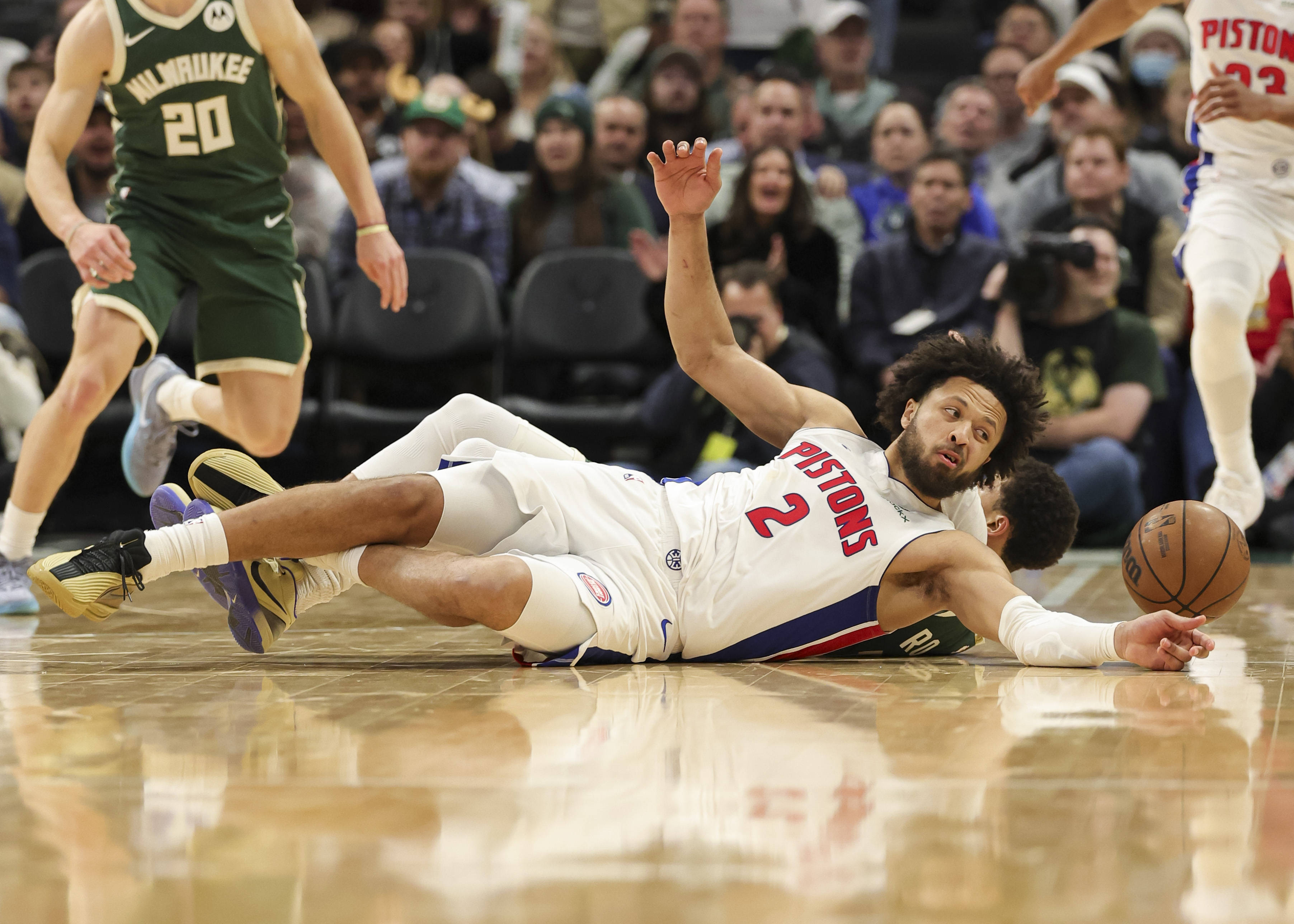 包含辽宁队鏖战雄鹿，德罗赞点燃赛场的词条
