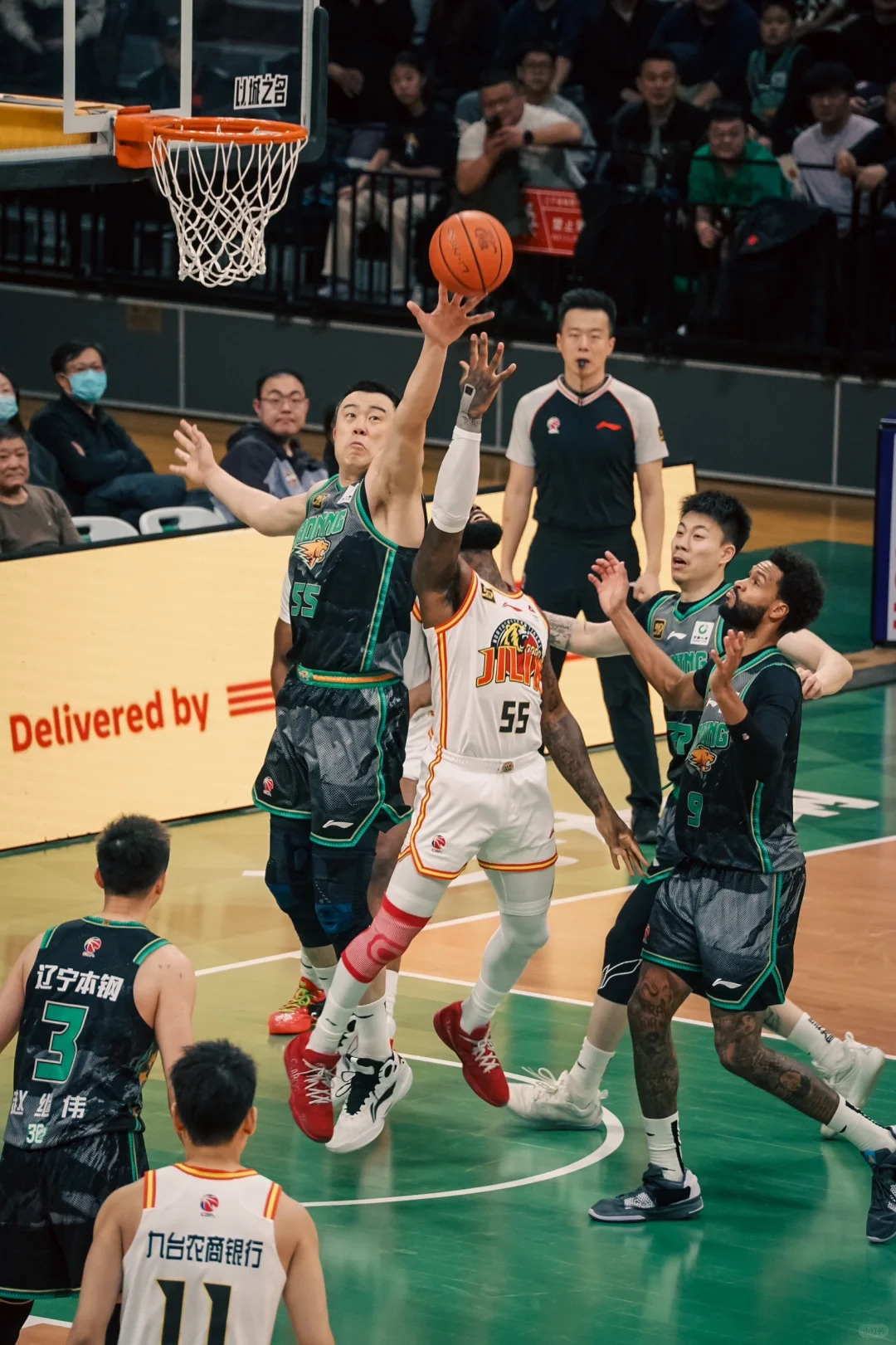 包含辽宁队鏖战雄鹿，德罗赞点燃赛场的词条